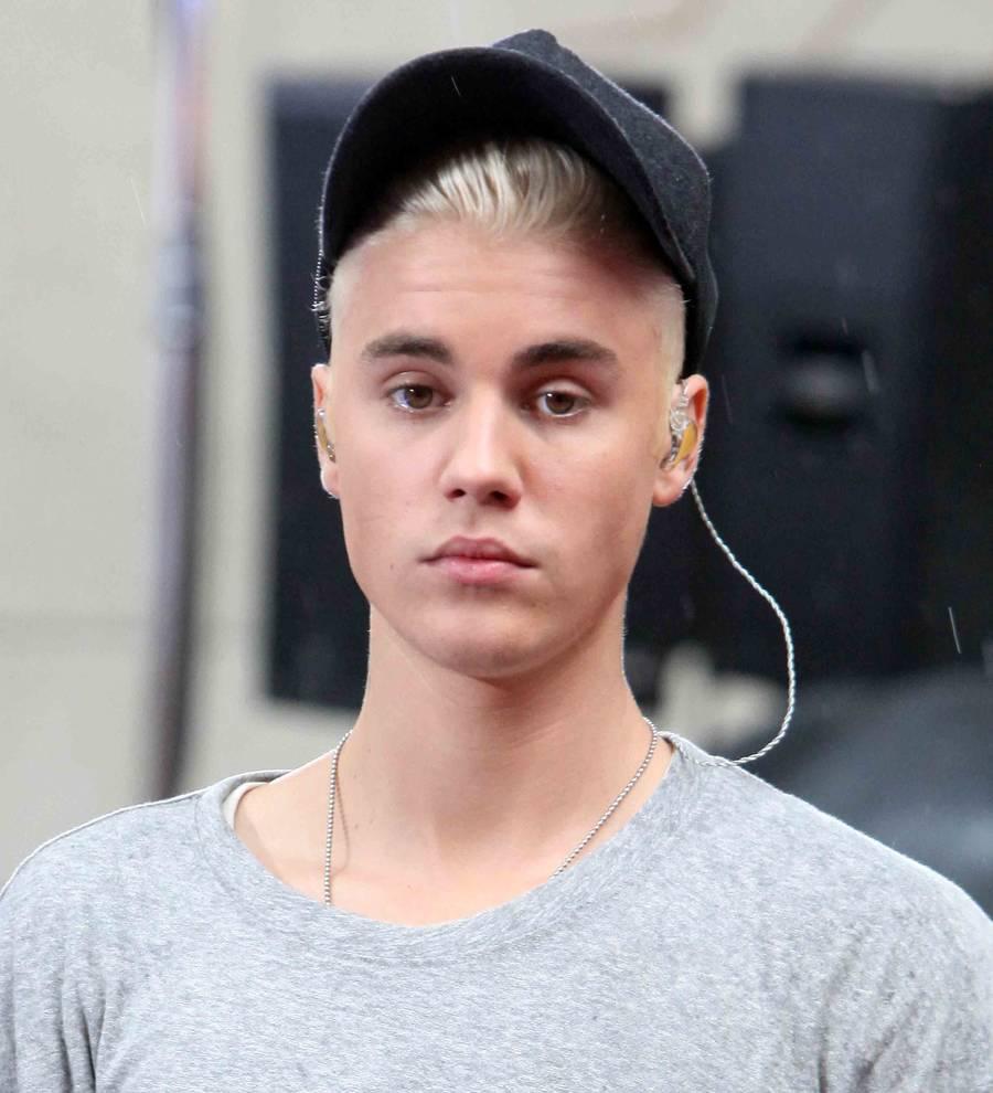 Justin Bieber chastises cameraman during live TV performance