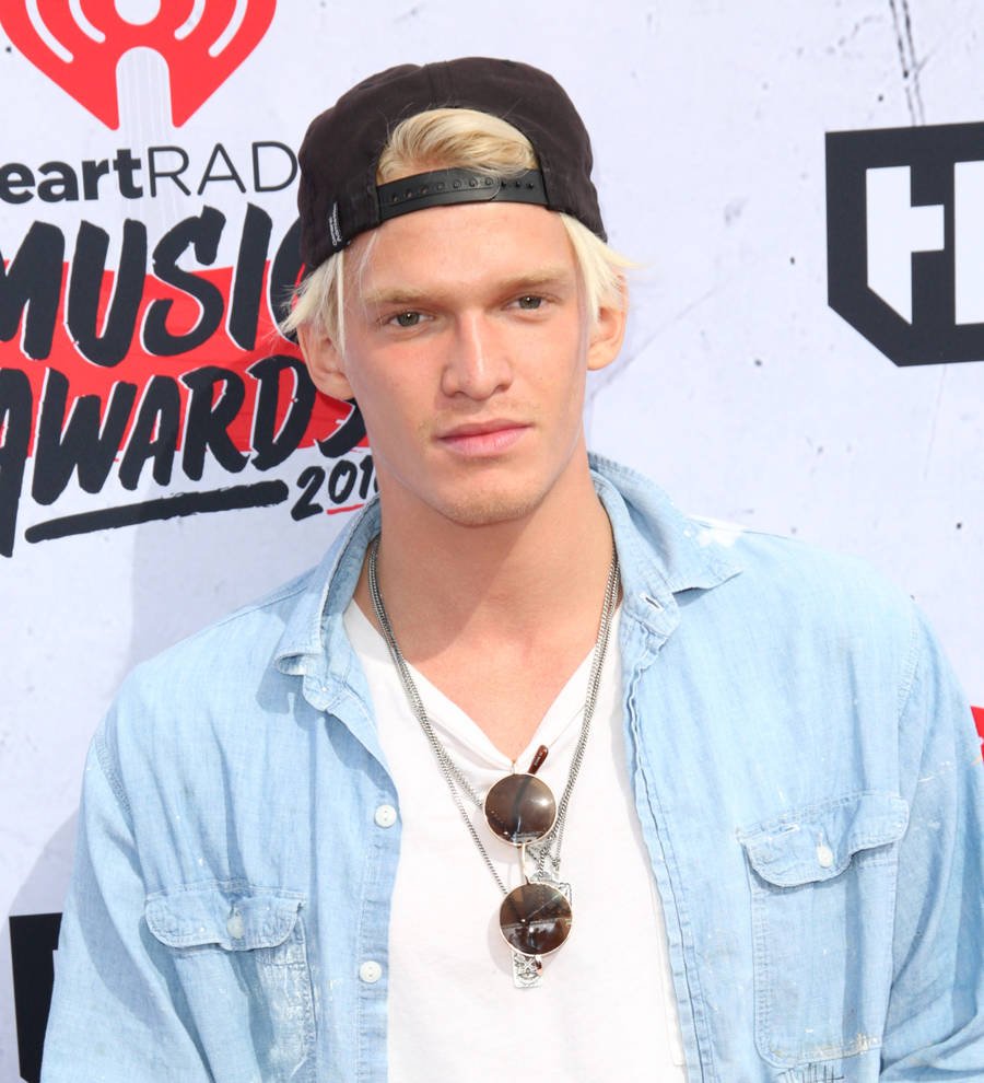 Cody Simpson chips tooth before iHeartRadio Awards