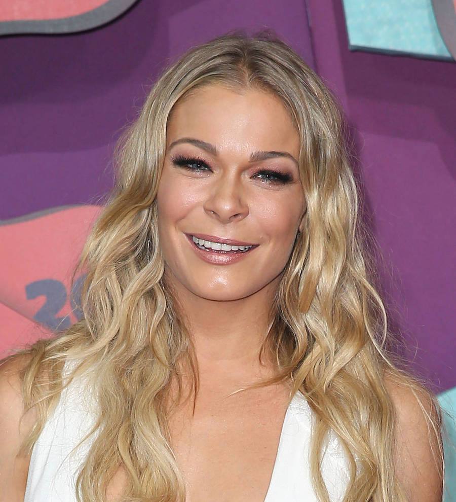 LeAnn Rimes teams up with veterans charity for Christmas