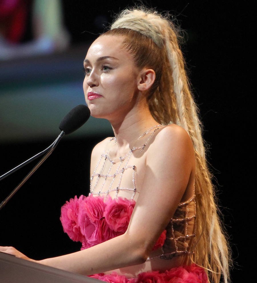 Miley Cyrus suffers technical problems at Bono's charity show