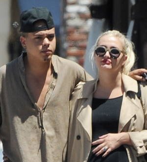 Ashlee Simpson gives birth to baby girl - report