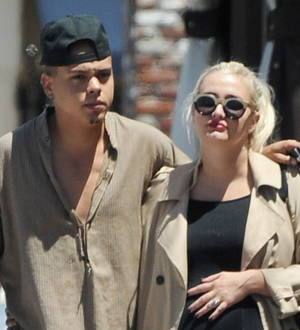 Ashlee Simpson gives birth to baby girl - report