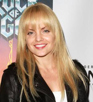 Mena Suvari wins gold in charity race