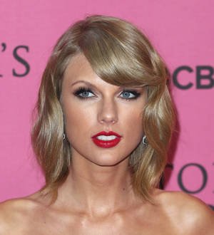 Taylor Swift and Ellen Page honored at U.K.'s Cosmopolitan Awards