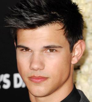Taylor Lautner Turns Off Northern Lights