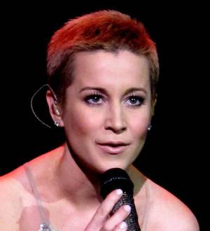 Kellie Pickler emotional as injured drummer returns to the stage