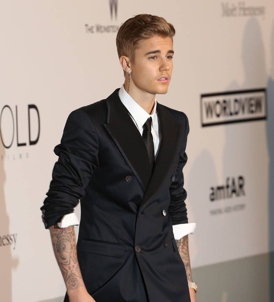 Justin Bieber urges New Zealanders not to change flag
