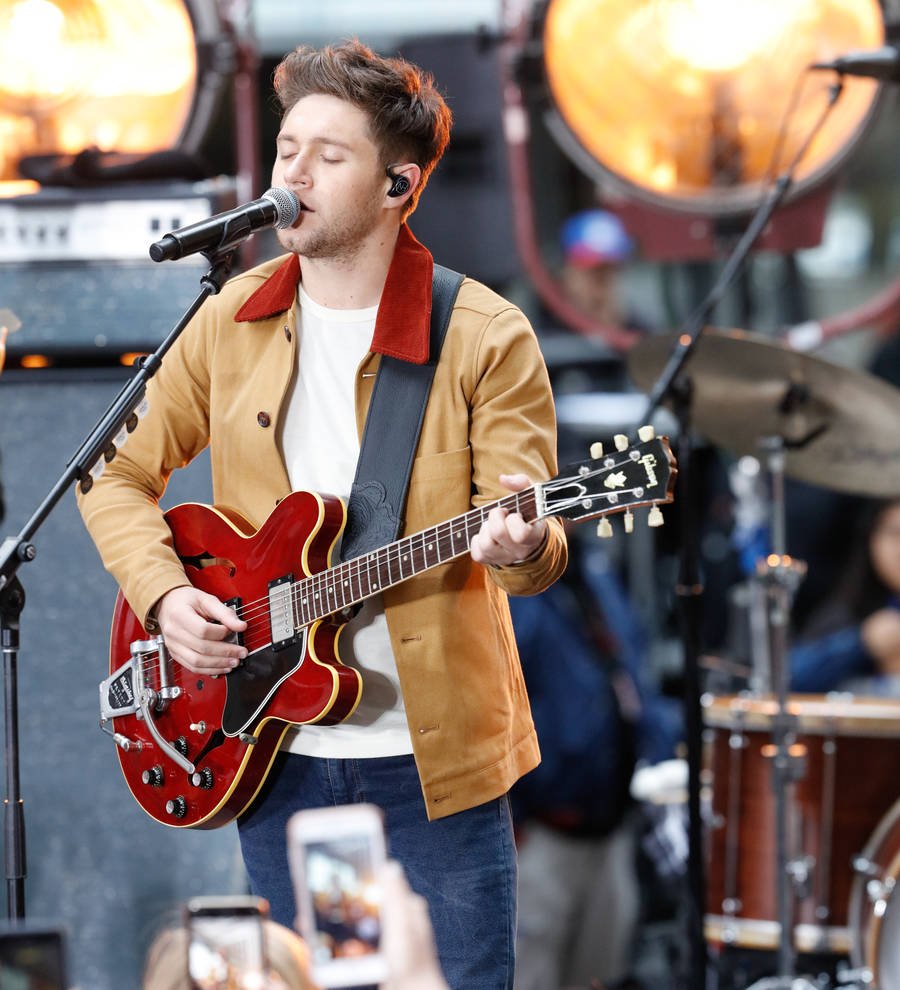 Niall Horan honors terror attack victims at New York gig