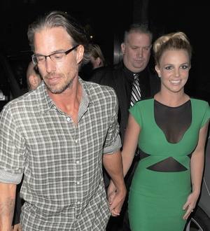 Spears shows off engagement ring on Las Vegas trip