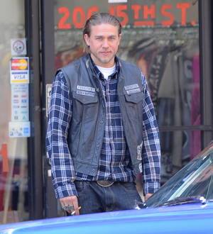 Charlie Hunnam nearing deal to play King Arthur