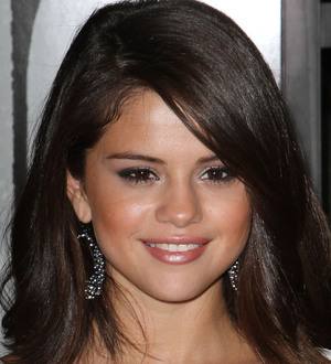 Selena Gomez treats queuing fans to cupcakes