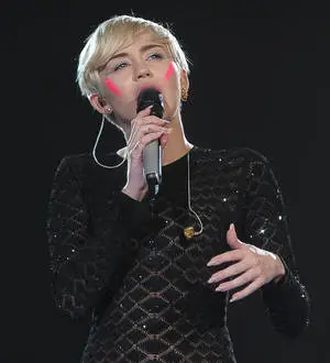 Miley Cyrus and Lily Allen hit karaoke bar together