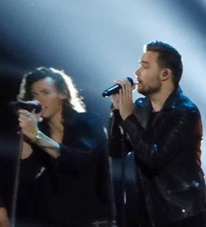 One Direction return to stage without Zayn Malik