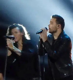 One Direction return to stage without Zayn Malik