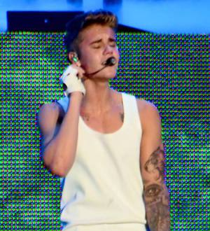 Justin Bieber keeps fans waiting - again