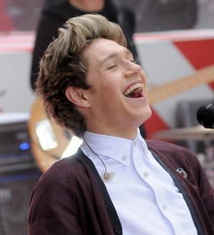 Dustin Hoffman kisses Niall Horan