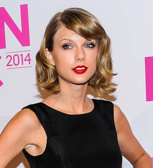 Taylor Swift criticised over photo policy amid Apple row