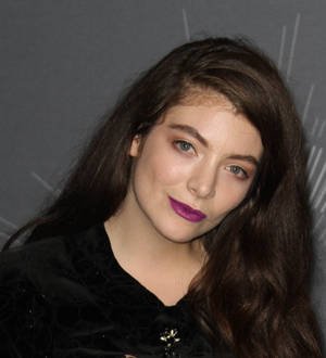 Lorde scavenges for leftover clothes