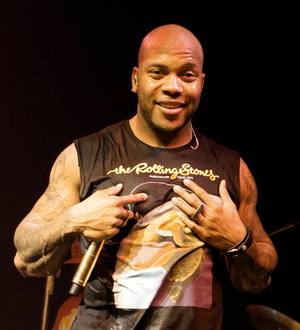 Flo Rida faked skydive smile for Wild Ones video