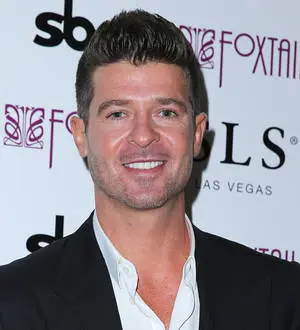 Robin Thicke adopts puppy with girlfriend