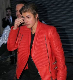Justin Bieber and Tom Hanks star in Carly Rae Jepsen video