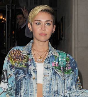 Miley Cyrus tweets Lorde as fans target her for chart success