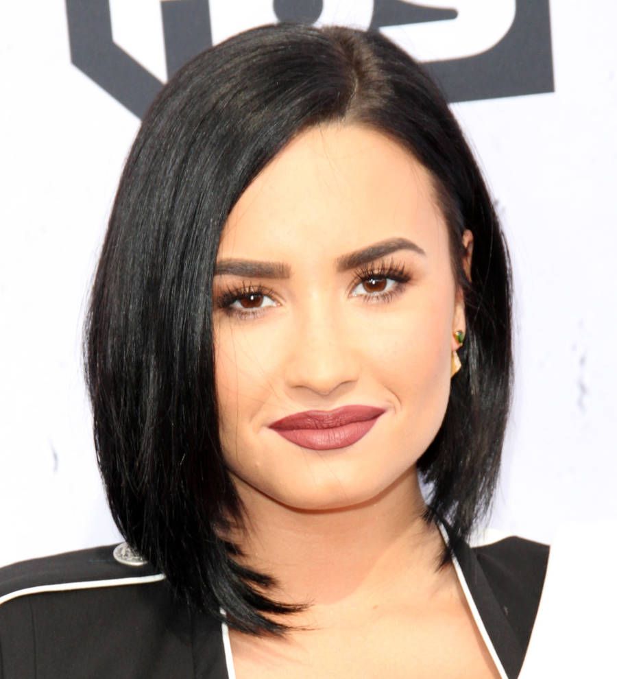 Demi Lovato slips and falls at WE Day gig