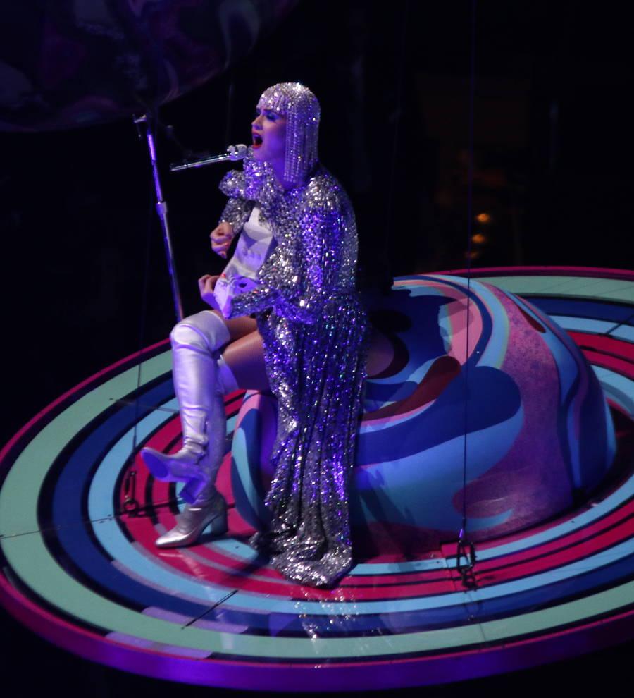 Katy Perry left hanging at concert after prop malfunctions