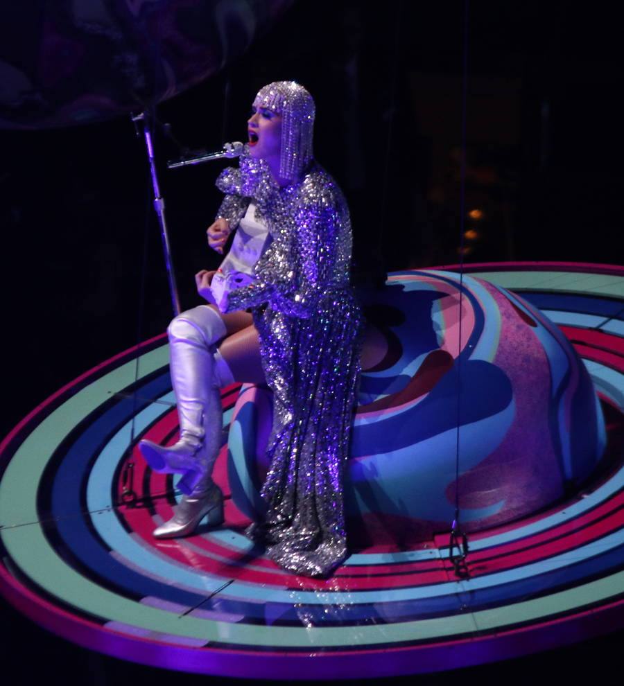 Katy Perry left hanging at concert after prop malfunctions