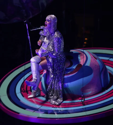Katy Perry left hanging at concert after prop malfunctions