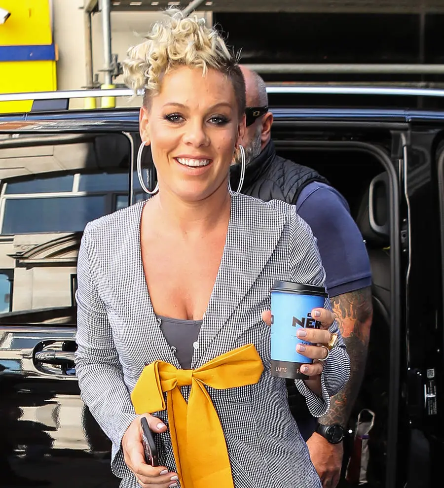Pink ends feud with Christina Aguilera