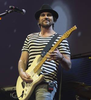 Juanes joins DJ Cedric Gervais for surprise set