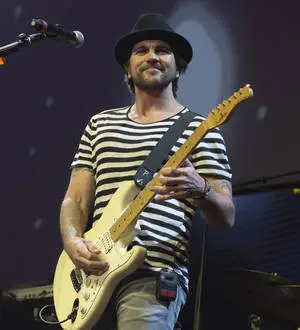 Juanes joins DJ Cedric Gervais for surprise set