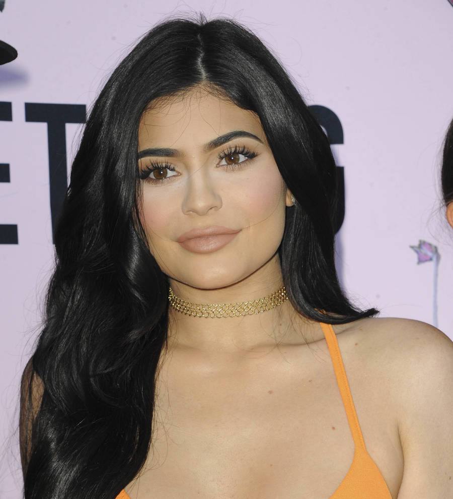 Kylie Jenner too sick to tweet after food poisoning