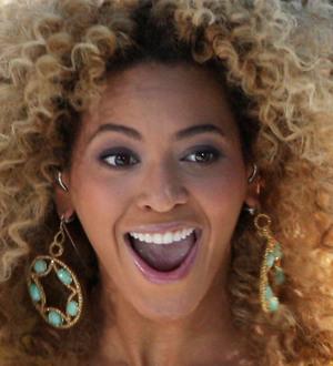 Beyonce's 4 keeps Adele's 21 off the top of album charts