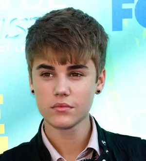 Bieber's bling prank on Mistletoe shoot