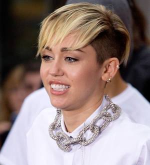 Miley Cyrus to remain in hospital and miss second show