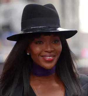 Naomi Campbell struggling to quit smoking