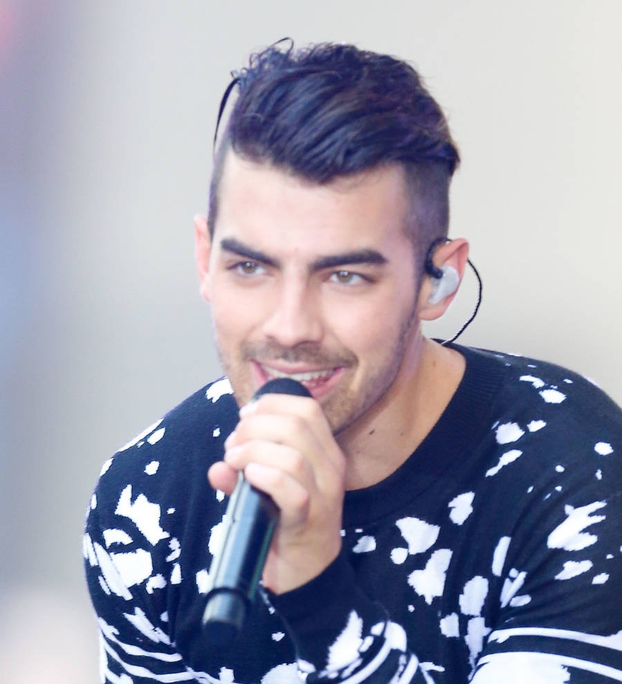 Joe Jonas makes out with Charlotte McKinney in new video