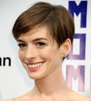 Anne Hathaway's mom gives actress rave review as Fantine