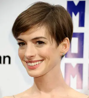 Anne Hathaway's mom gives actress rave review as Fantine