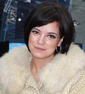Lily Allen worries for unborn baby