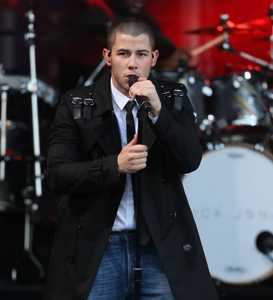 Nick Jonas dedicates award to Orlando victims