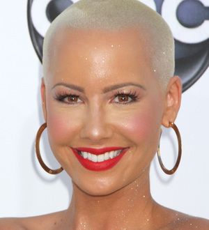 Amber Rose confirms pregnancy with belly rub on red carpet