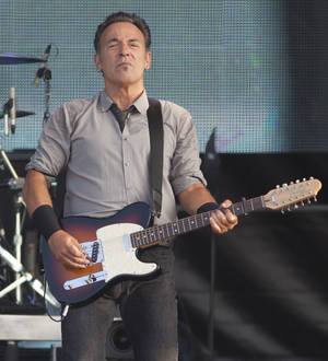 Bruce Springsteen pays tribute to pal Seeger onstage in South Africa
