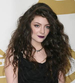 Lorde's sister makes singing debut online