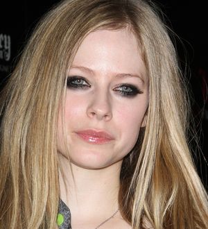 Avril Lavigne turns check-out assistant for charity