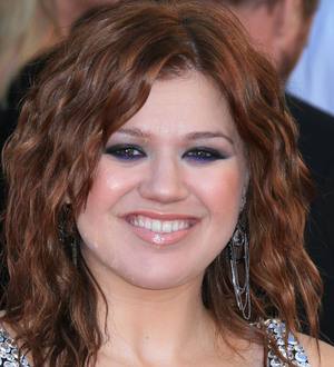 Kelly Clarkson album pushed back again