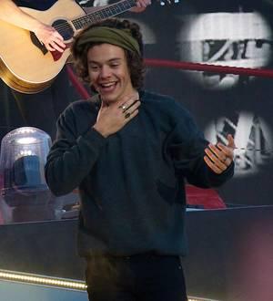 Sick Harry Styles struggles through Scotland gig