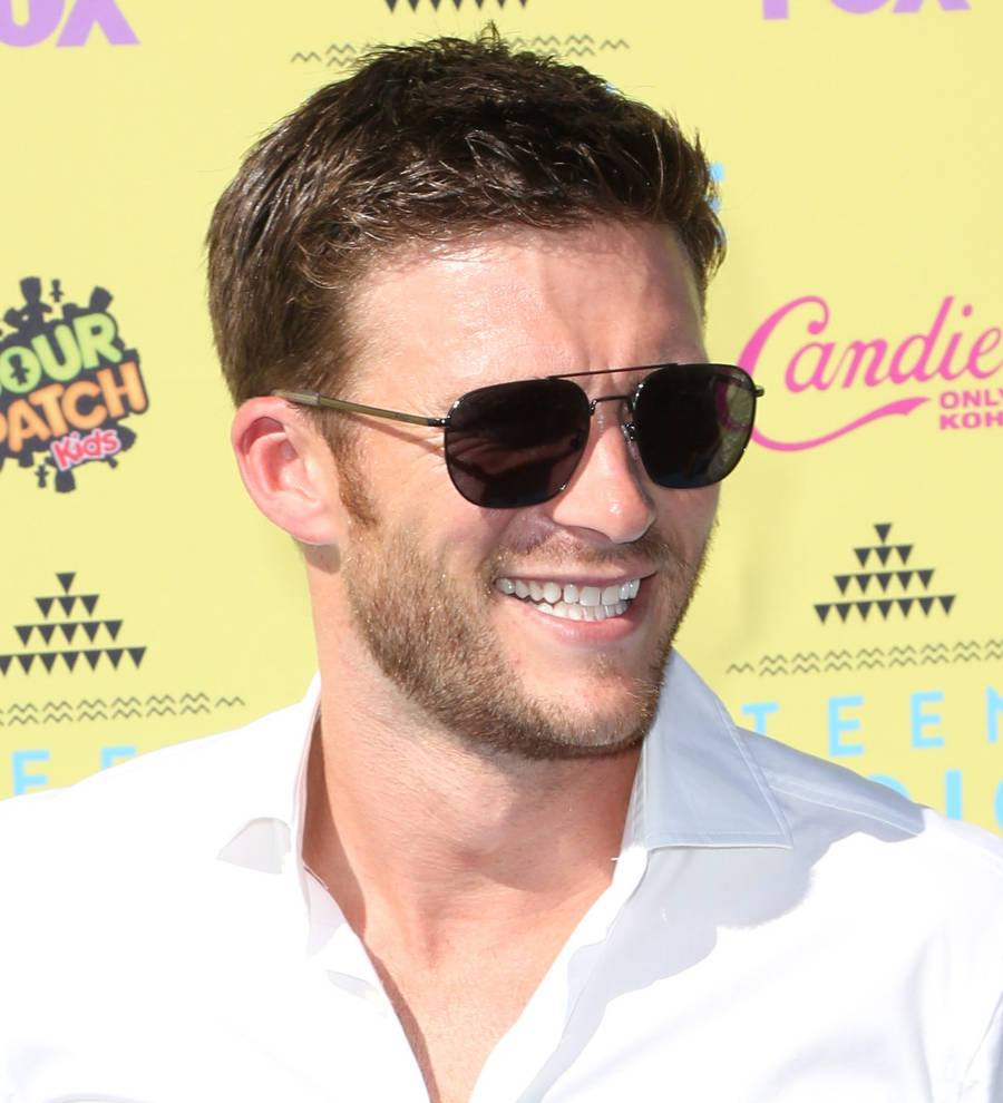Scott Eastwood shows off skin at charity triathalon